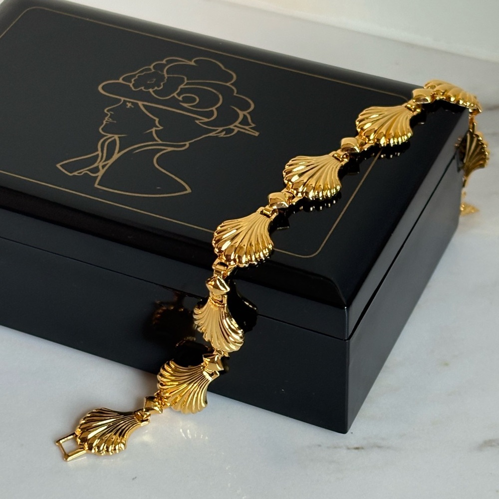 Vintage Avon Seashell Link Bracelet Gold Tone 90s Coastal Glam 318